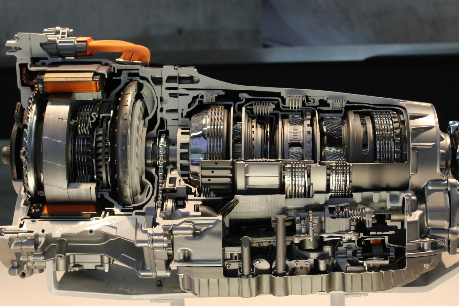 A detailed cutaway diagram explaining gearbox components and their functions, showing how gears, shafts, and synchronizers work together inside a manual transmission